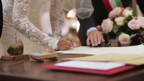 Closeup nevěsty a ženicha podepsat smlouvu manželství svatba — Stock video