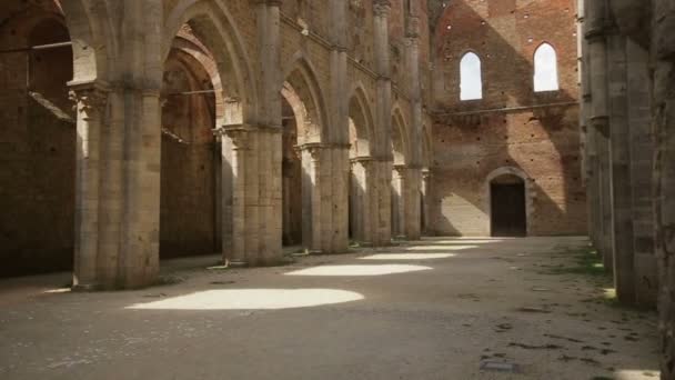 Inomhus skott av en gammal medeltida gotiska kyrka i ruiner — Stockvideo