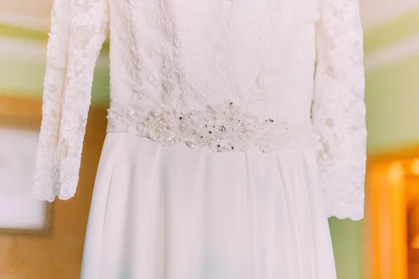 Close-up do enforcamento no quarto do hotel vestido de noiva detalhe — Fotografia de Stock