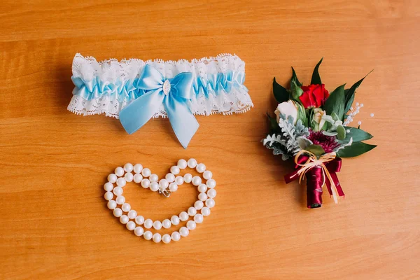 신부 웨딩 액세서리, 파란색 리본 흰색 가터, 진주 팔찌와 귀여운 작은 boutonniere. 의식 준비 — 스톡 사진