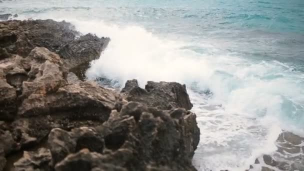 Surfe no mar no Chipre. Praia pedrada rochosa. Dia de verão. Paraíso ensolarado — Vídeo de Stock