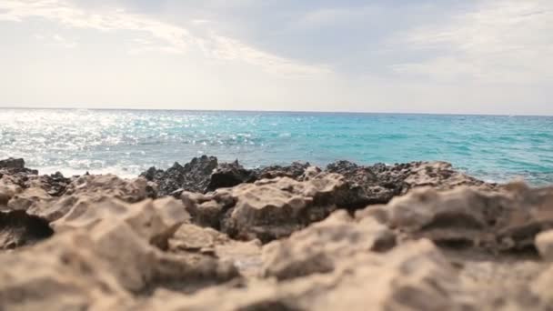 Bela paisagem marítima da ilha de Chipre com uma costa rochosa — Vídeo de Stock