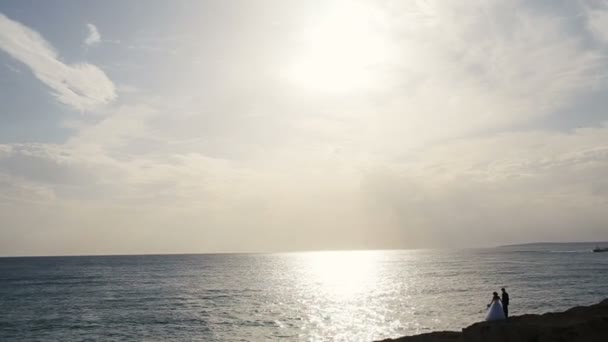 Romantico giovane coppia di nozze sul tramonto stupefacente. Paesaggio roccioso. Cipro luna di miele — Video Stock