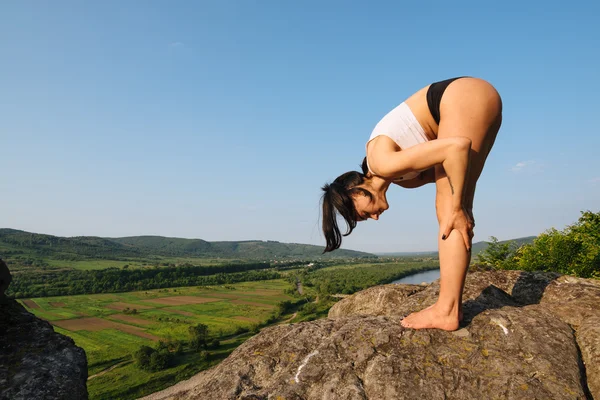 Sexy fitness trainer vrouw doet oefeningen in bergen. Fit vrouwelijke atleet Sport model outdoor tijdens de training — Stockfoto