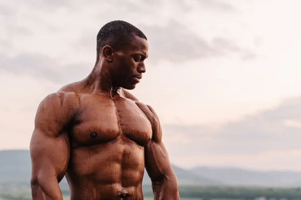 Yakışıklı siyah Afrika kökenli Amerikalı atlet gündoğumu gökyüzü arka plan üzerinde portresi