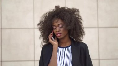 Yakın çekim muhteşem ve kendine güvenen Afrikalı-Amerikalı kadın telefonla beyaz üzerinde söz portresi dokulu duvar arka plan