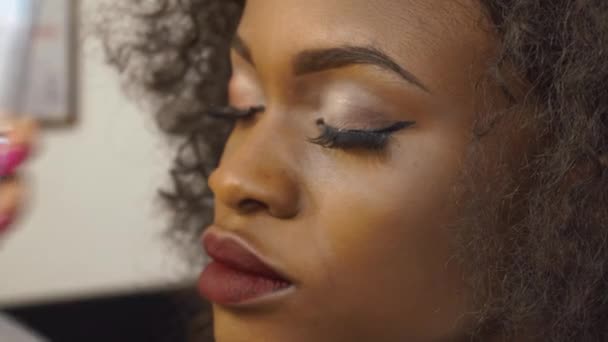 Retrato de primer plano de modelo femenino negro atractivo con maquillaje brillante en el estudio . — Vídeos de Stock