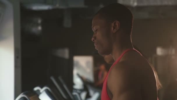 Kas yakışıklı siyah adam bir koşu bandı spor salonunda koşu — Stok video