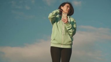 Sevimli genç Japon kız dansları sırasında onun en sevdiği şarkı çalıyor. Güzel gökyüzü arka plan