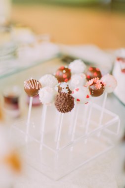 Tatlı kümesi sopa üzerinde çikolata şekerleme dekore edilmiştir. Yakın çekim