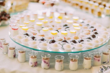 Güzel Restoran tablo çeşitli kek ve hamur işleri ile servis