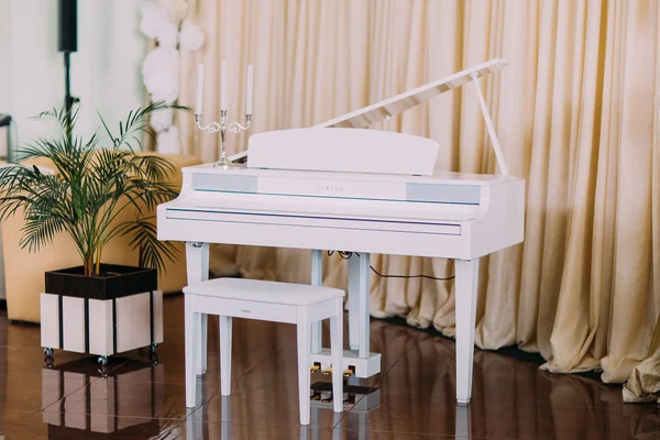 Biały nowoczesnego fortepianu w luksusowych hall z blady Brzoskwinia kurtyny na tle — Zdjęcie stockowe