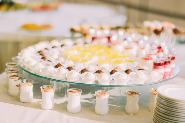 Mesa de restaurante bellamente servida con varios pasteles y pasteles. Primer plano —  Fotos de Stock