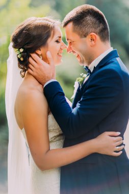 Birbirimizi güneşli gün açık tutan mutlu sadece evli çift