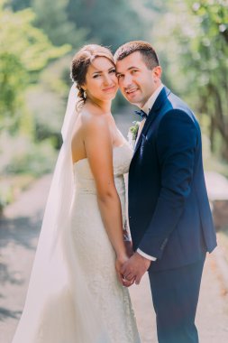 Romantik sadece onların elele açık park alley olarak arka plan ile evli