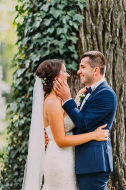 Romantik yeni evli çift düğün töreni sonrası parkta öpüşme