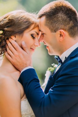 Romantik Çift birbirlerine güneşli gün açık tutarak evlendim. Yakın çekim