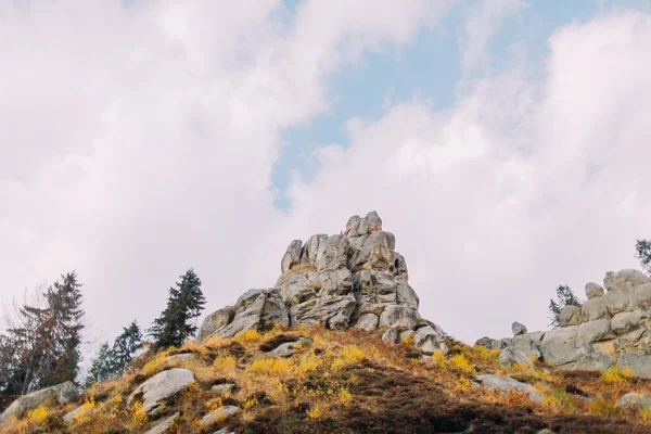 Majestic op zoek rotsachtige bergtop met bewolkte hemel op achtergrond — Stockfoto