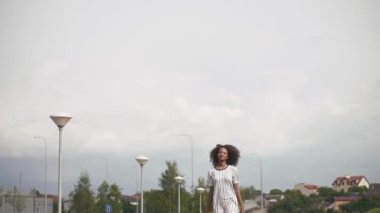 Seksi Afro-Amerikan modeli yürüyüş ve Kentsel şehir arka plan üzerinde poz