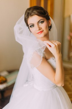 Güzel gelin peçe ile poz beyaz gelinlikle. Evlilik için gelinlik elbisesi içinde kadın portre