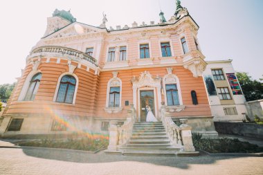Güzel yeni evli çift romantik antik palace önünde poz