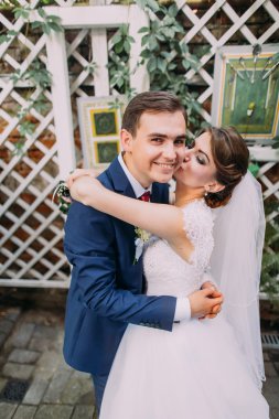 Mutlu güzel gelin ve damat onların düğün töreni sonrası kucaklayan. Yakın çekim