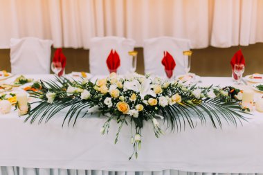 Kafa düğün masa çiçek dekorasyon yakın çekim