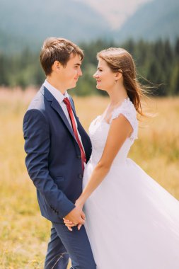 Şık ve mutlu evlilik çift orman arka plan ile güneşli alan üzerinde