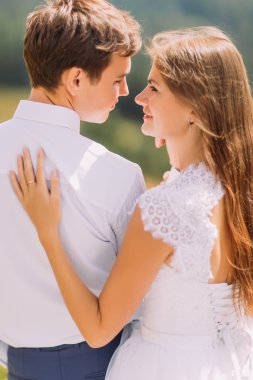 Yakın çekim güzel çiftinin birbirlerine açık havada tutan güneşli gün