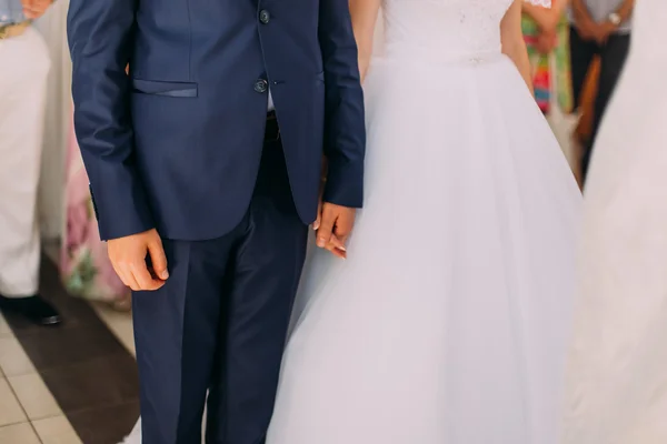 Stilvolles Brautpaar bei der Hochzeit Händchen haltend — Stockfoto