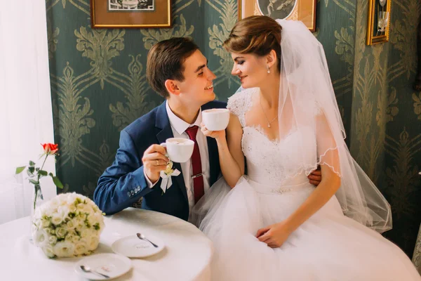 Yeni evli gelin ve damat onların düğün sonra kafede kahve içme — Stok fotoğraf
