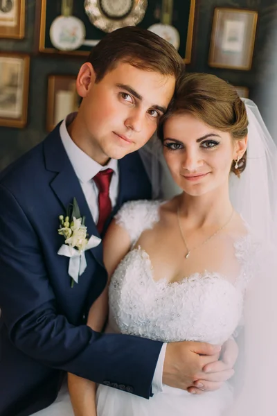 Close-up foto di famiglia di sposa e sposo in posa nel ristorante — Foto Stock