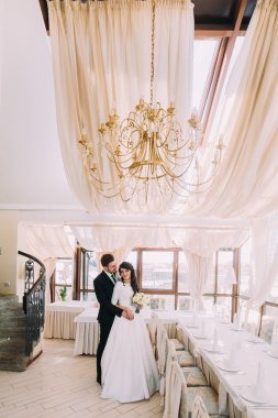 Lüks restoran iç sarılma yeni evliler güzel şık çifti