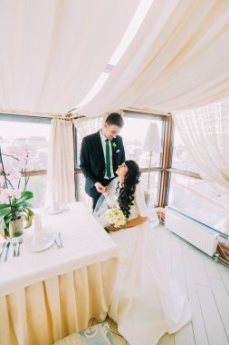 Lüks restoran iç sevgi dolu bakışları paylaşan yeni evlilerin güzel şık çifti