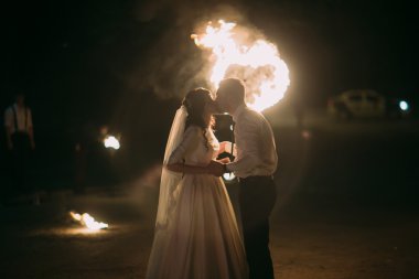 Romantik yeni evliler yanan kalp önünde geceleri öpüşme