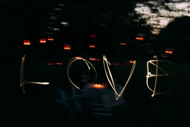 Gece parkta parlayan stick kullanarak Lightpainted kelime aşk,