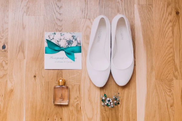 Ślub Akcesoria ślubne: karta zaproszenia, buty, parfume i Broszka izolowane na rustykalne drewniane tło — Zdjęcie stockowe