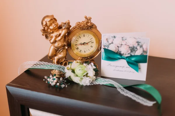 Acessórios de noiva na mesa com relógio dourado vintage — Fotografia de Stock