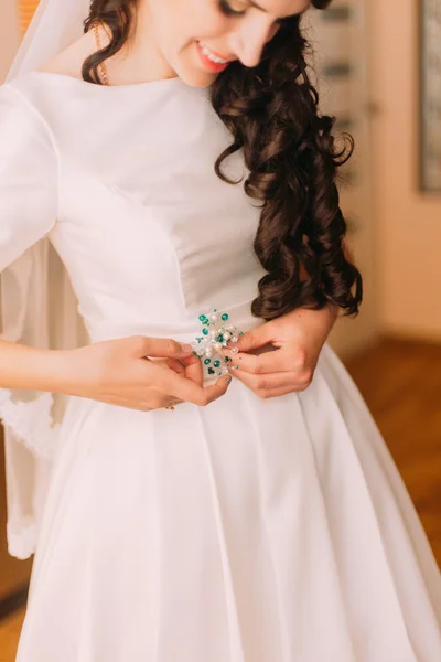 Primer plano de elegante novia morena en vestido blanco vintage fijando su vestimenta antes de la boda —  Fotos de Stock