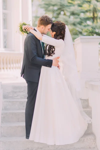 Juste couple marié câlin sur les escaliers arrière de villa vintage — Photo