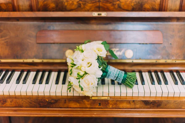 Cute Bukiet ślubny białych róż na klawiaturze fortepianu — Zdjęcie stockowe