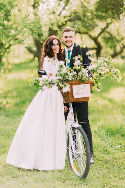 Šťastný nový pár pózoval v parku s bicykly po svatbě — Stock fotografie