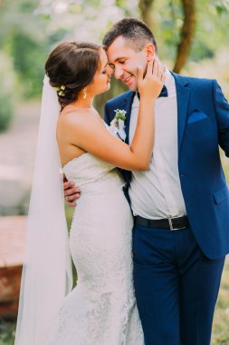 Romantik sadece evli çift birbirlerine açık güneşli gün park holding