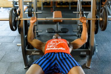 Siyah Afrikalı-Amerikalı vücut geliştirmeci halter salonunda ile eğitim. Spor kavramı, sağlıklı yaşam tarzı