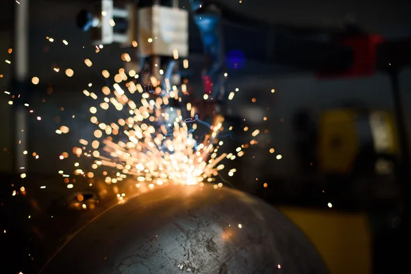 Macinazione del metallo con brillanti scintille volanti arancioni — Foto Stock