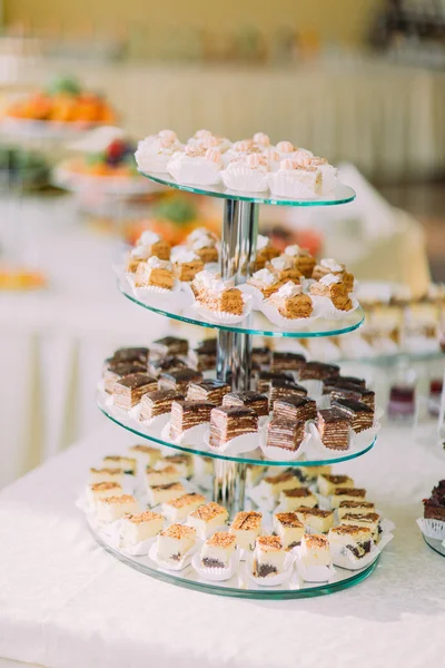 Postre buffet primer plano con deliciosa panadería de chocolate dulce y crema —  Fotos de Stock