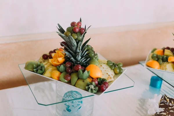 Schön dekoriertes Catering-Buffet mit frischen saftigen Früchten am Glasstand — Stockfoto