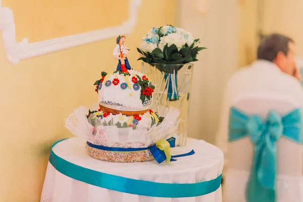 Tort weselny piękne etniczne styl tabeli z kwiatowy bukiet turkusowa wstążka o uroczystości — Zdjęcie stockowe