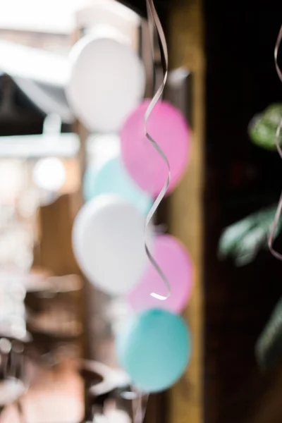 Weiße und rosafarbene Luftballons Dekoration. Geburtstag oder Hochzeitsfeier — Stockfoto