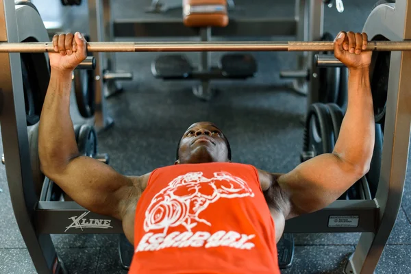 Siyah Afrikalı-Amerikalı vücut geliştirmeci halter salonunda ile eğitim. Spor kavramı